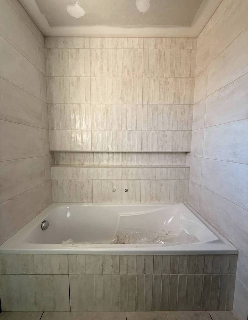 Habillage de baignoire et niche murale en faïence