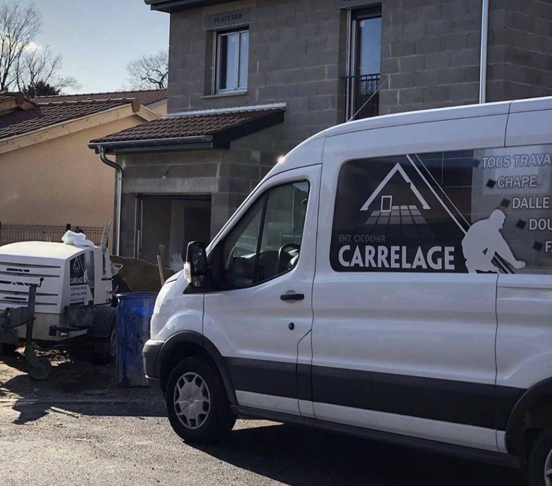 Camion de l’entreprise Cigdemir Carrelage sur un chantier de maison neuve
