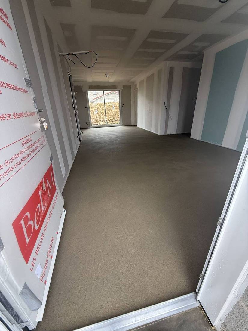 Chape traditionnelle dans une maison neuve, vue depuis l’entrée