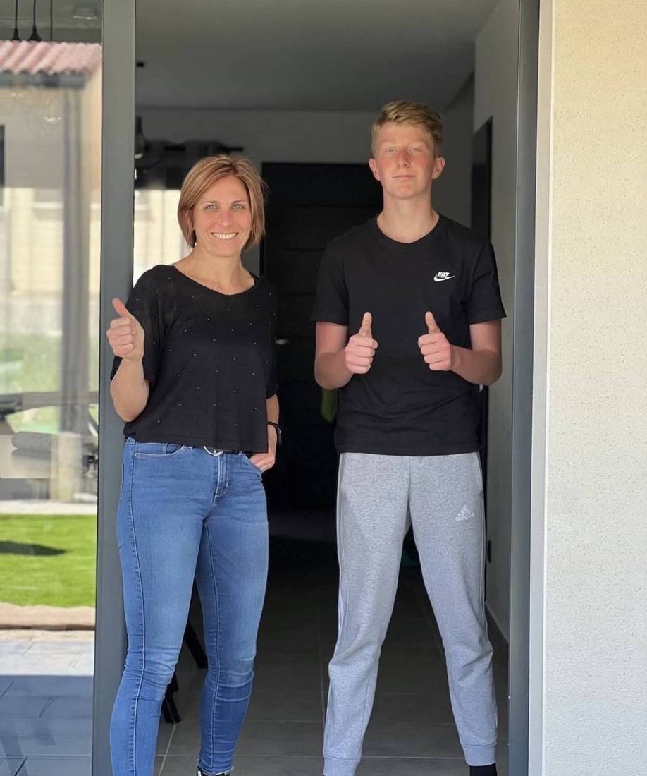 Client satisfait à la livraison du chantier : entrée de maison carrelée