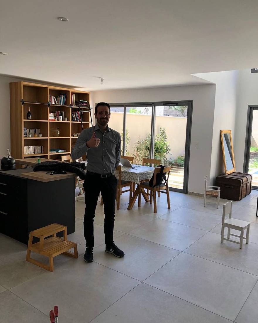 Client satisfait à la livraison du chantier : pièce de vie, carrelage grand format