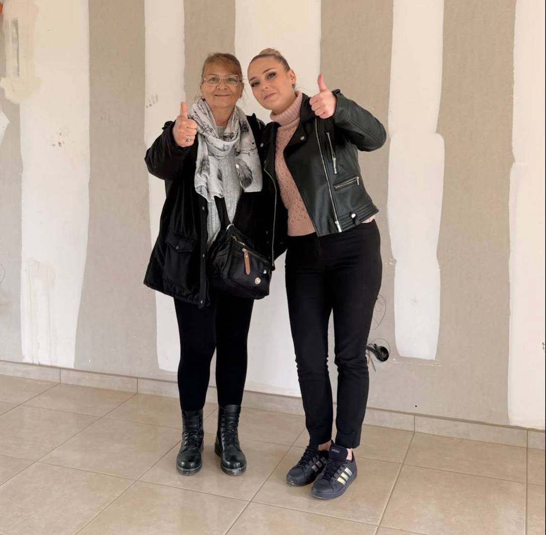 Client satisfait à la livraison du chantier : sol carrelé beige