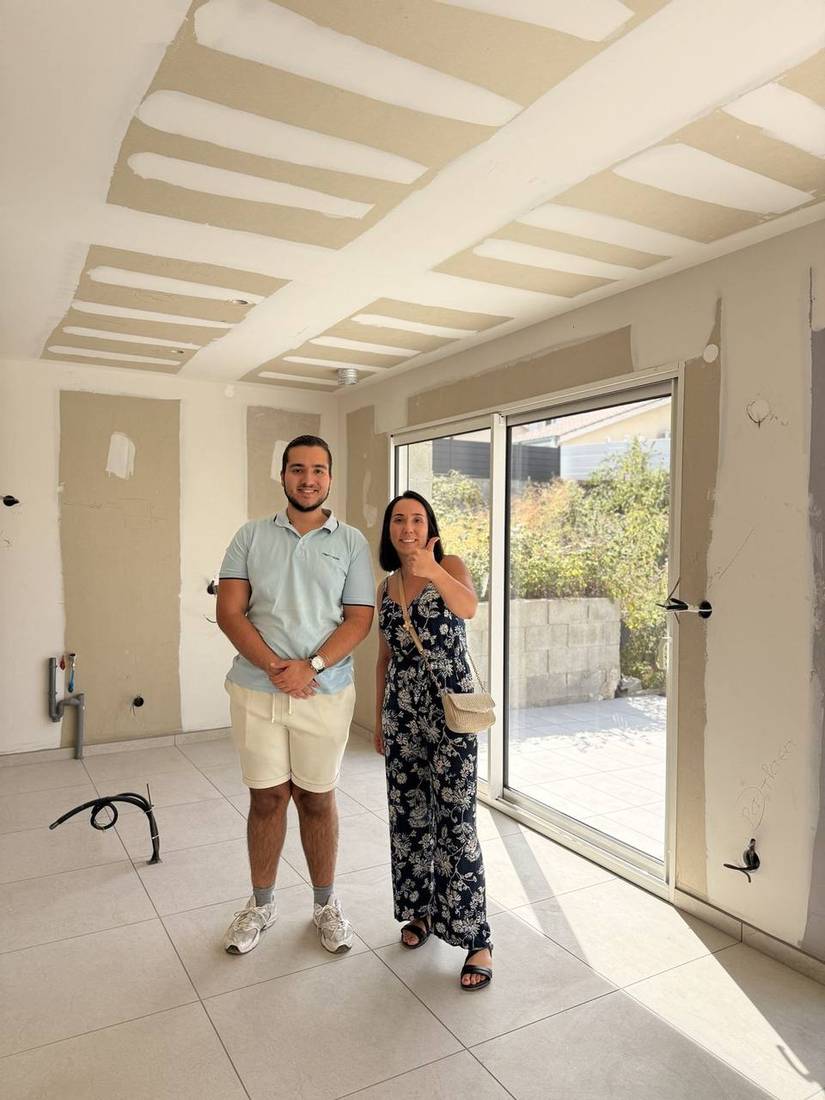 Client satisfait à la livraison du chantier : sol grand format, maison neuve
