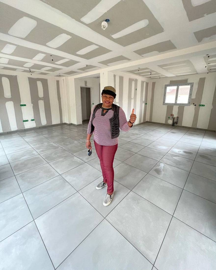 Client satisfait à la livraison du chantier : sol grand format, maison neuve