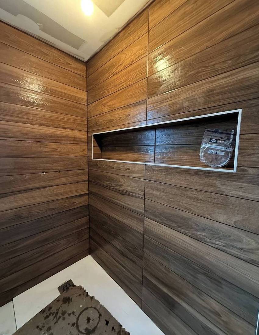 Douche en carrelage effet bois avec longue niche