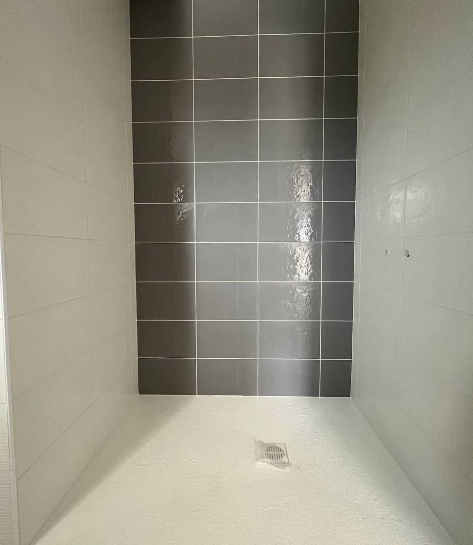 Douche avec mur de faïence anthracite