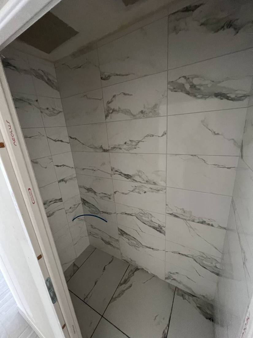 Douche habillée de faïence effet marbre