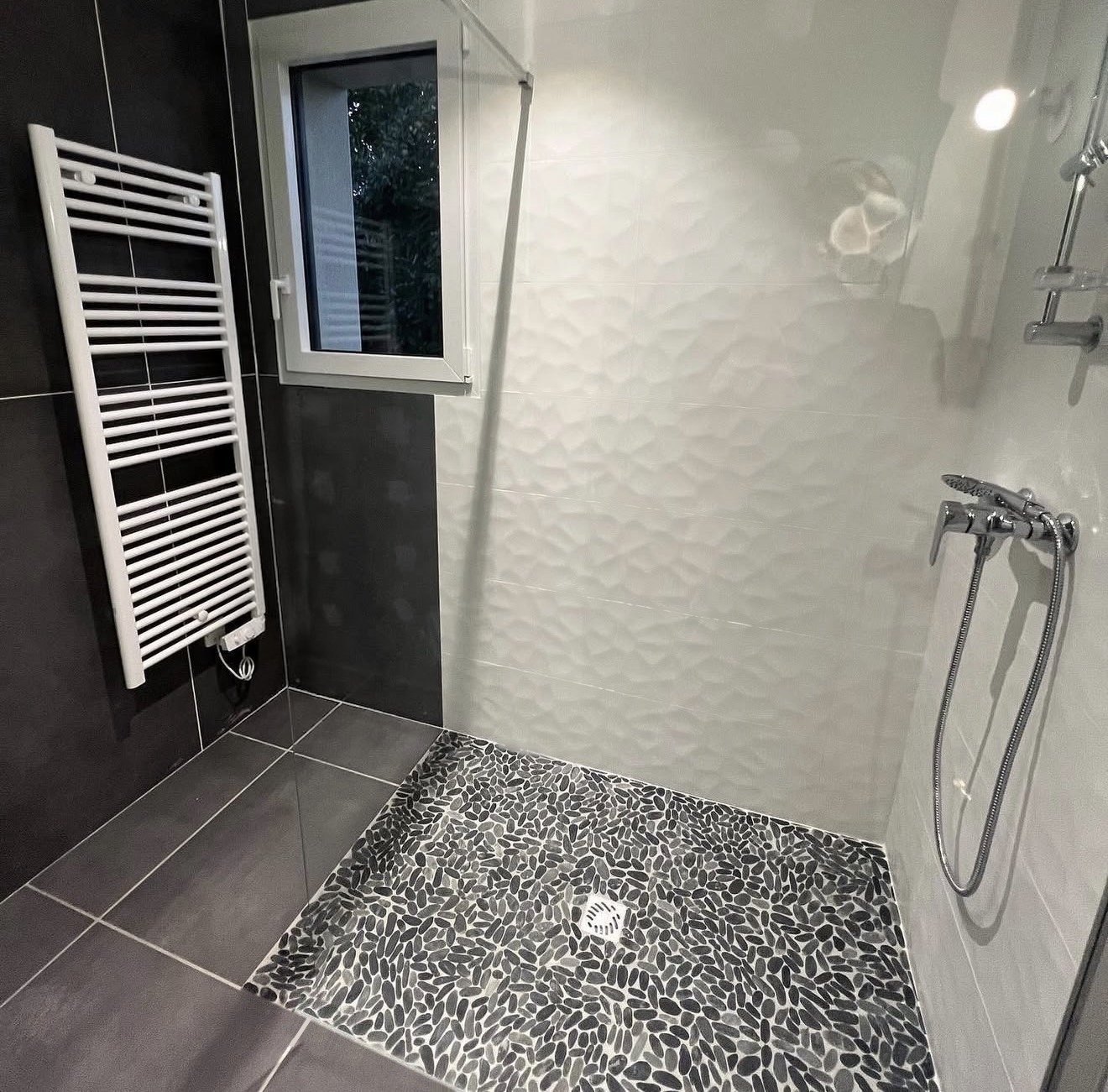 Douche à l’italienne, galets et faïence en relief, réalisation Cigdemir Carrelage