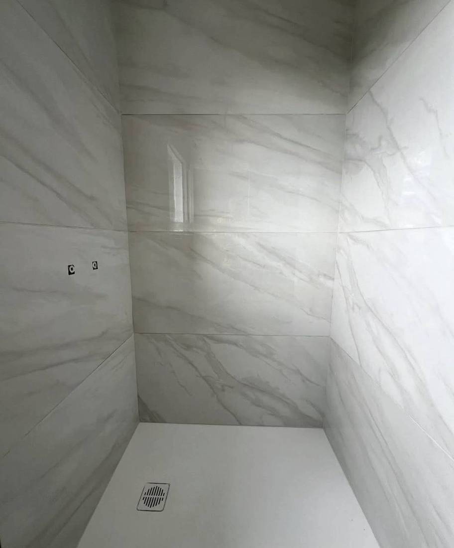 Douche en grand format effet marbre blanc