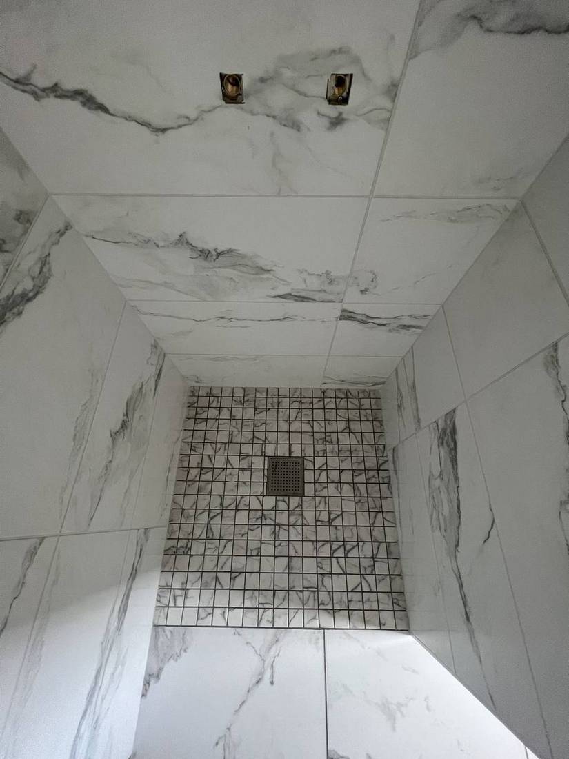 Douche à l’italienne, sol en mosaïque effet marbre et murs grand format