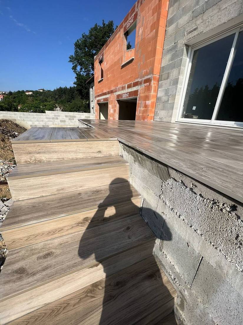 Escalier extérieur carrelé effet bois avec nez de marche