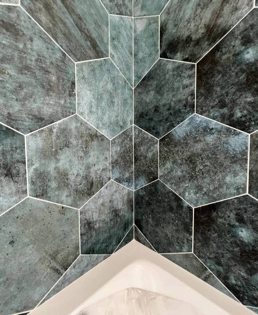 Angle en faïence hexagonale, coupes ajustées