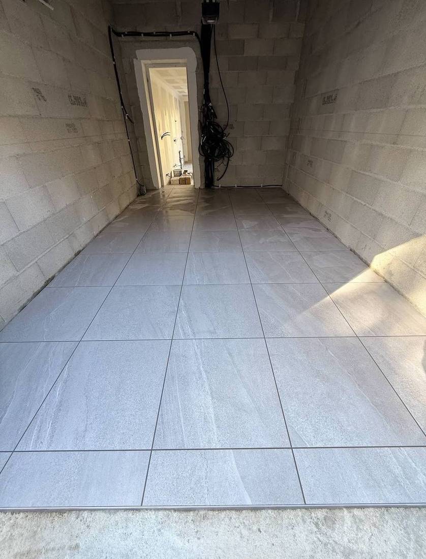 Garage carrelé en grand format, joints terminés