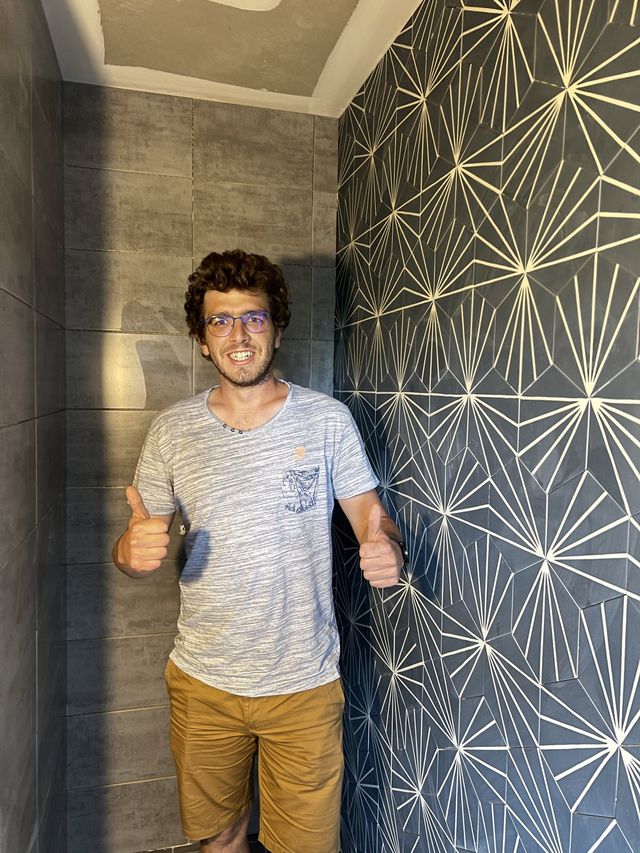 Client satisfait : salle de bains géométrique