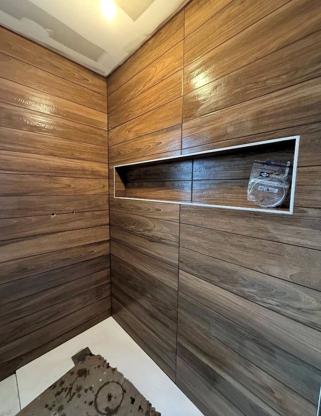 Douche en carrelage effet bois avec niche intégrée