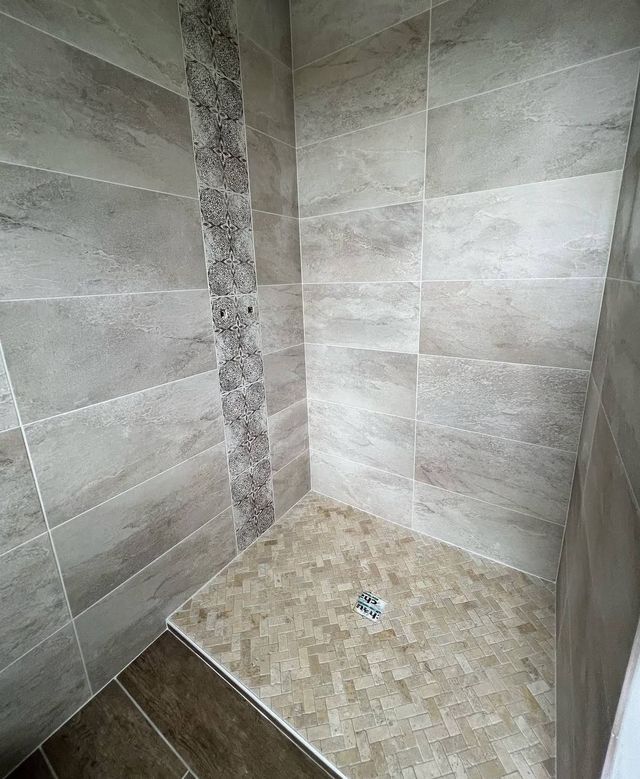Frise mosaïque, sol chevron, réalisation Cigdemir Carrelage