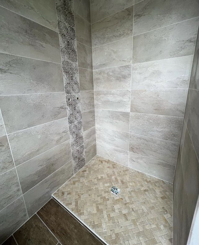 Douche en faïence effet pierre avec frise décorative verticale