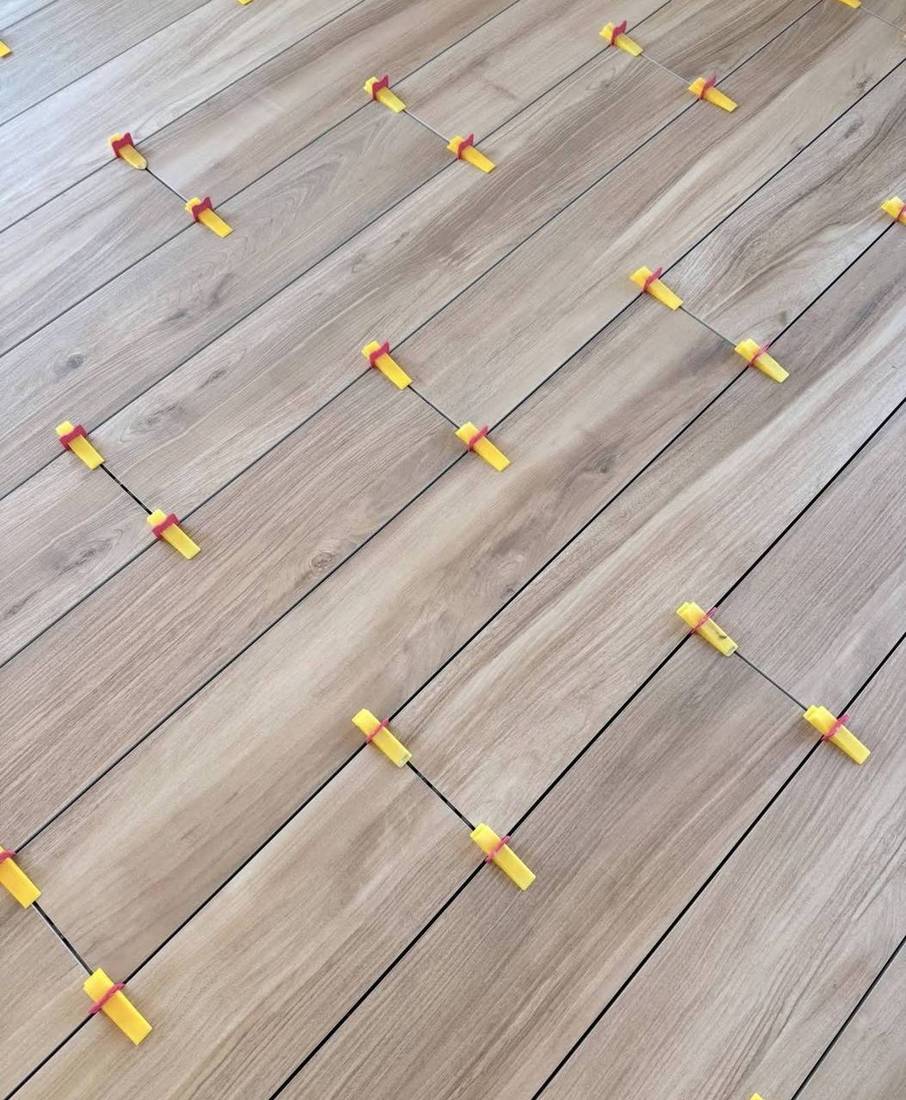 Pose de carrelage effet bois avec système de nivellement