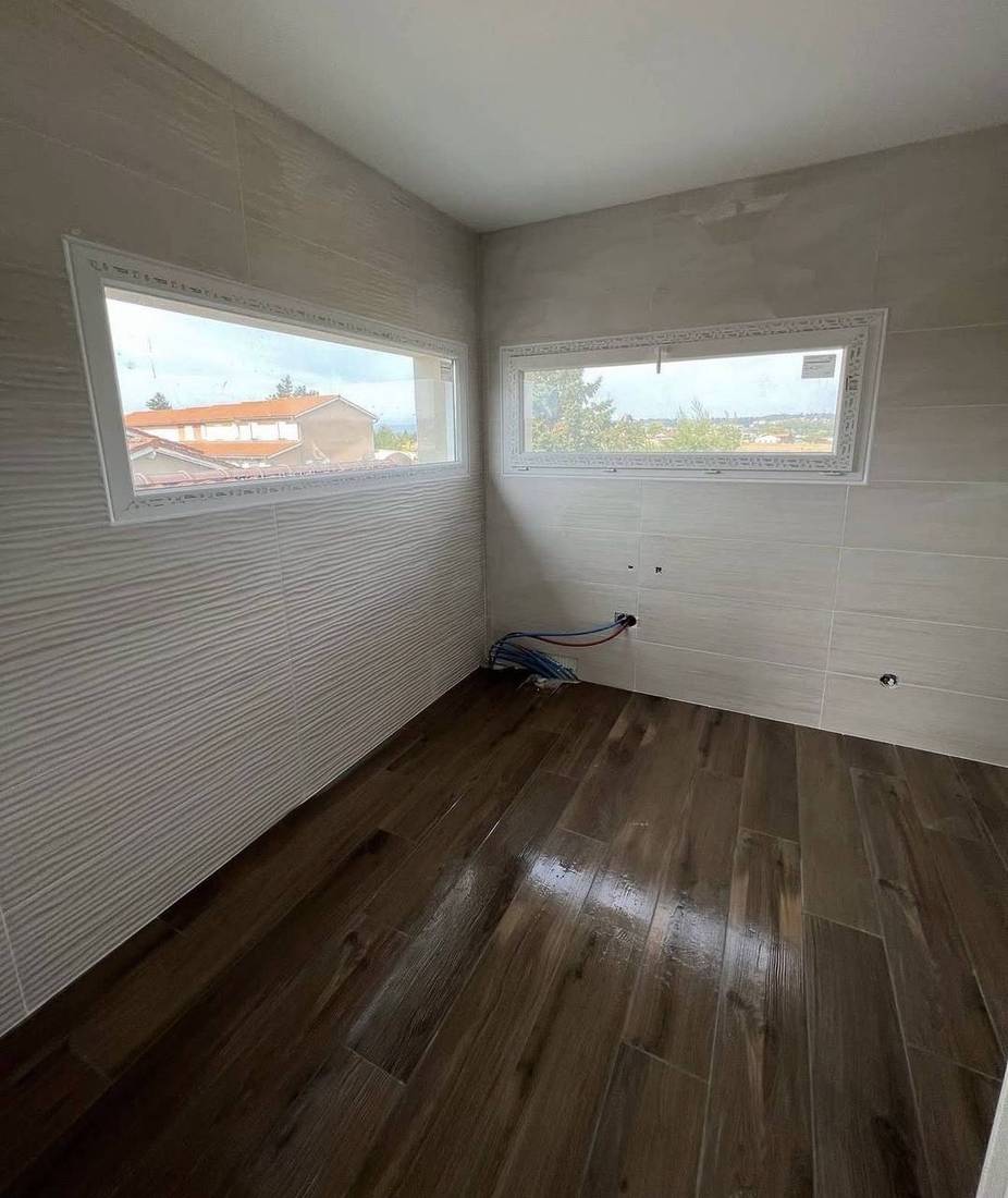 Salle de bains en faïence à relief et sol effet bois