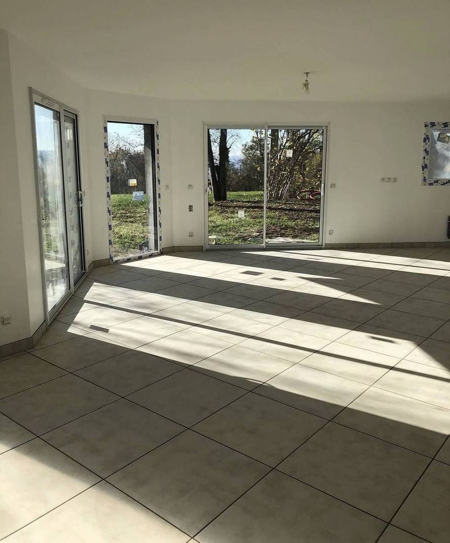 Séjour lumineux en carrelage clair