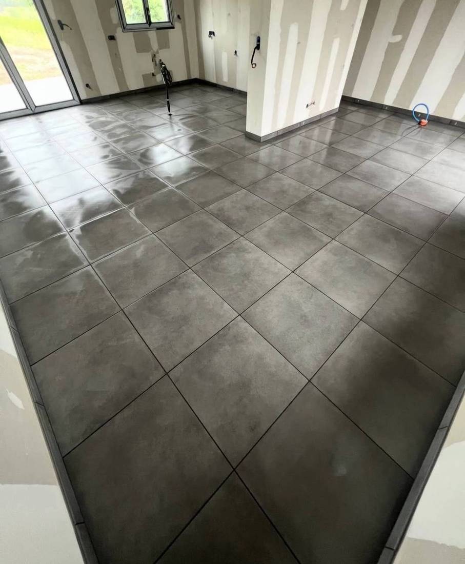 Pièce de vie en carrelage anthracite