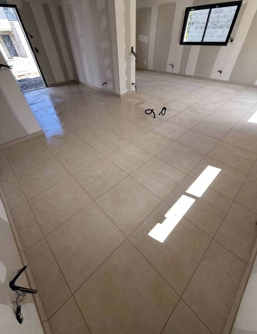 Sol en carrelage beige dans une maison neuve