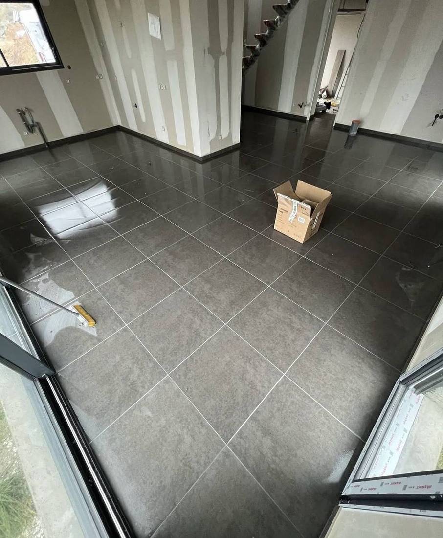 Sol en grès cérame anthracite dans une maison neuve