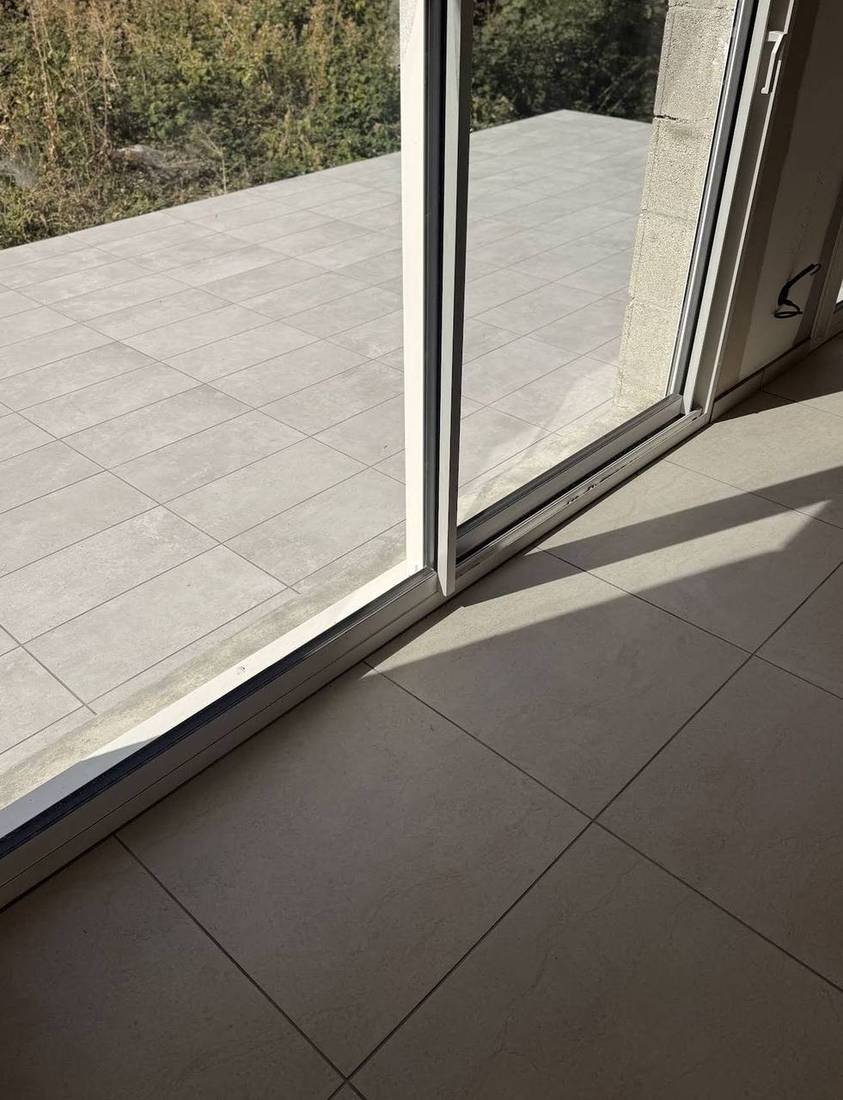 Continuité entre le sol intérieur et la terrasse