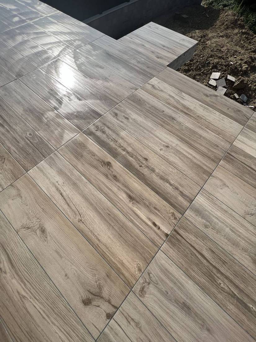 Détail des joints d’une terrasse en carrelage effet bois