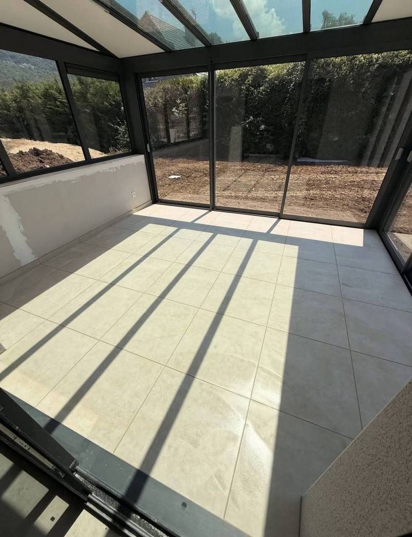Sol de véranda en carrelage clair
