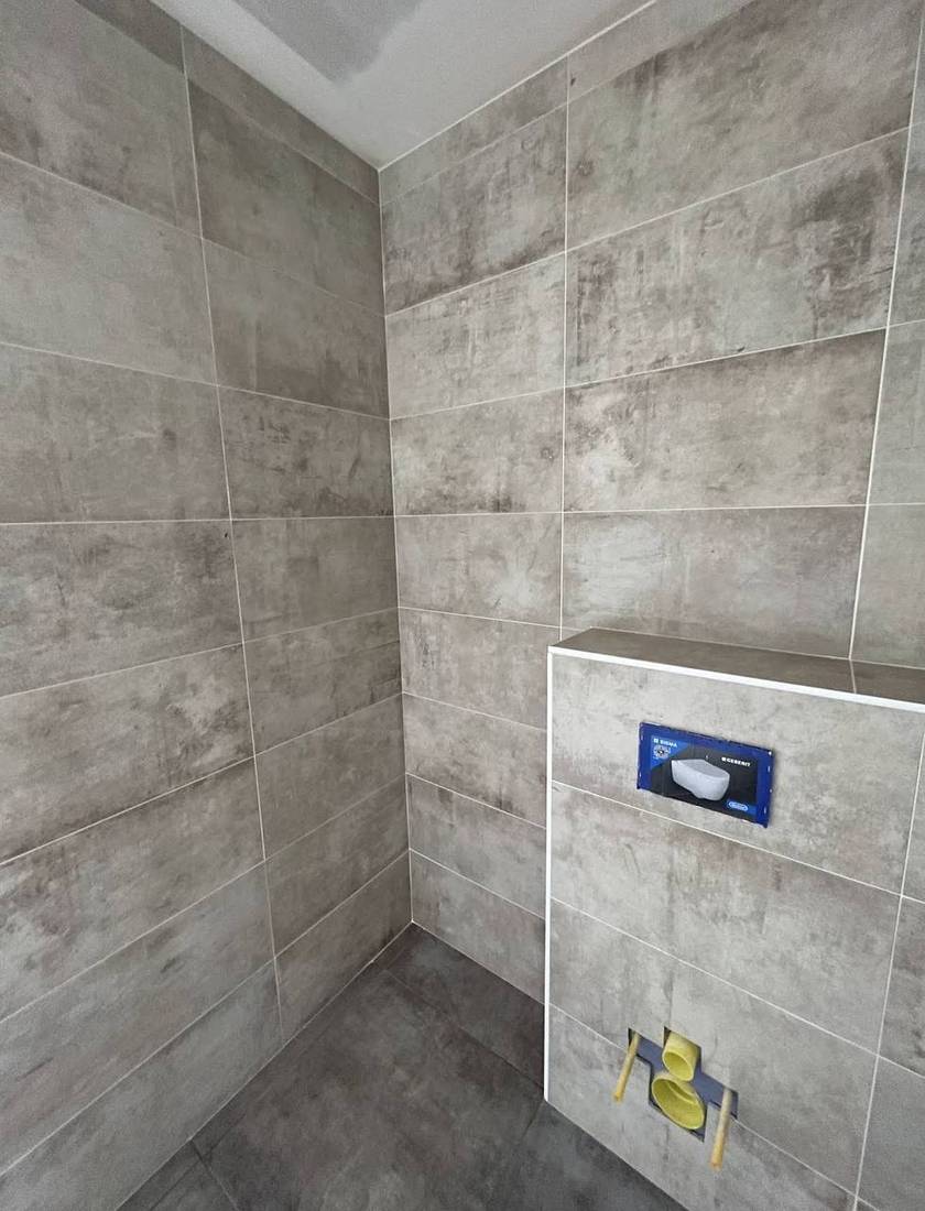 WC suspendu habillé de faïence effet béton